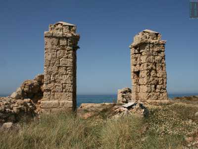 Da qui in poi il tragitto asfaltato si interrompe ed � possibile proseguire solo a piedi, in quella che � chiamata la zona delle �due colonne�, per l'esistenza dei resti di un�antico edificio in tufo che sembra fare da guardia al mare(foto di Ilaria Palumbo)